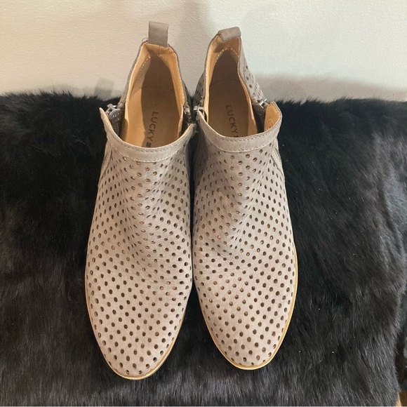 LUCKY BRAND Sz 8 Basel Laser Cutouts Western Boho Style Stacked  Heel Booties - Picture 2 of 11
